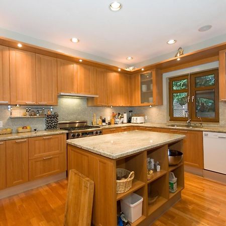 Вілла Whistler Alpine Chalet Retreat & Wellness Екстер'єр фото