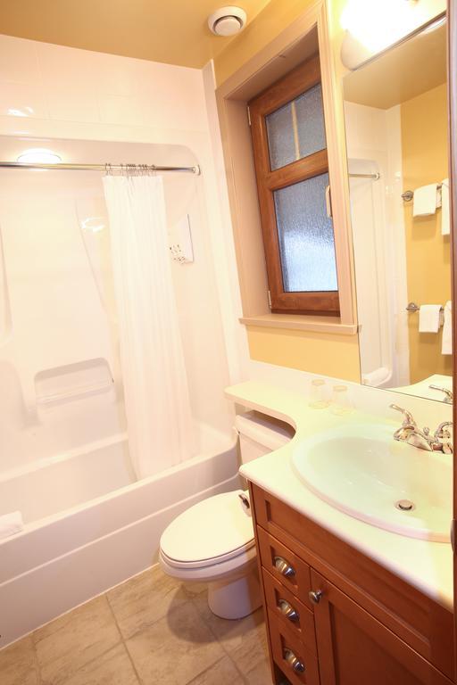 Вілла Whistler Alpine Chalet Retreat & Wellness Номер фото