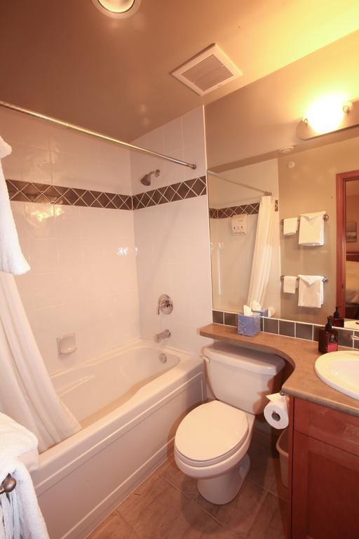 Вілла Whistler Alpine Chalet Retreat & Wellness Номер фото