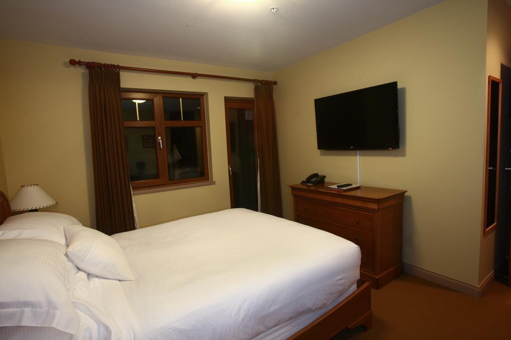 Вілла Whistler Alpine Chalet Retreat & Wellness Номер фото