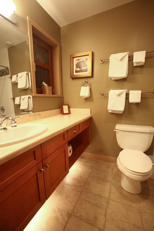 Вілла Whistler Alpine Chalet Retreat & Wellness Номер фото