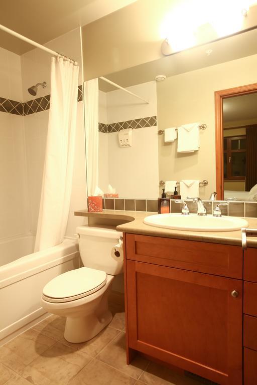 Вілла Whistler Alpine Chalet Retreat & Wellness Номер фото