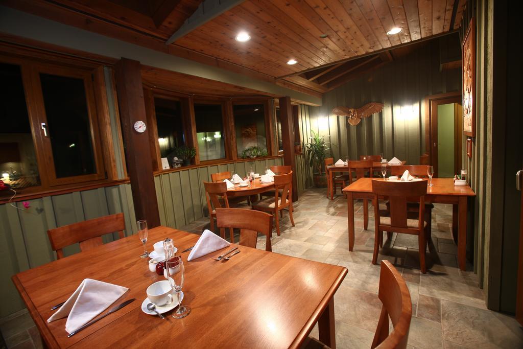 Вілла Whistler Alpine Chalet Retreat & Wellness Номер фото