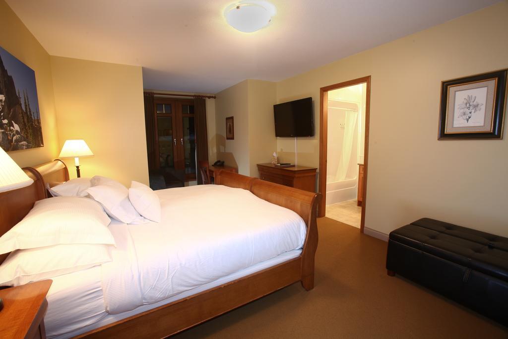 Вілла Whistler Alpine Chalet Retreat & Wellness Номер фото