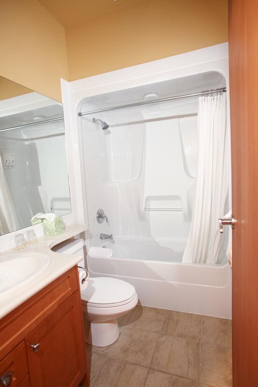 Вілла Whistler Alpine Chalet Retreat & Wellness Номер фото