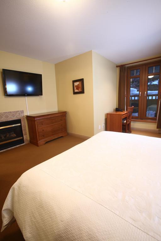Вілла Whistler Alpine Chalet Retreat & Wellness Номер фото
