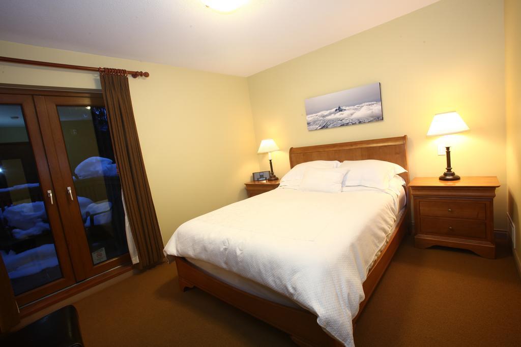 Вілла Whistler Alpine Chalet Retreat & Wellness Номер фото