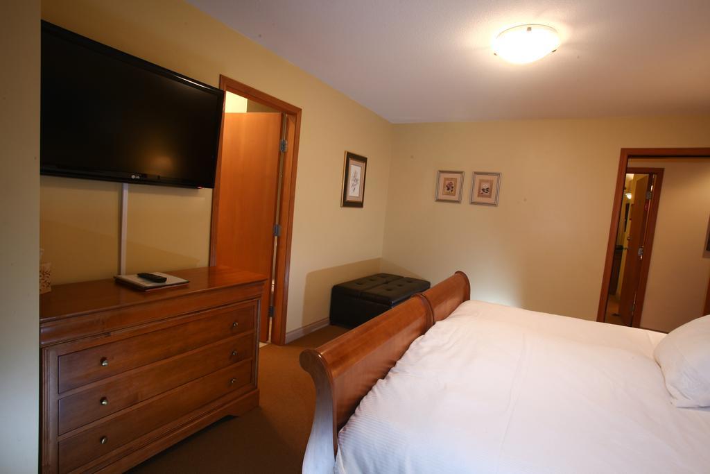 Вілла Whistler Alpine Chalet Retreat & Wellness Номер фото