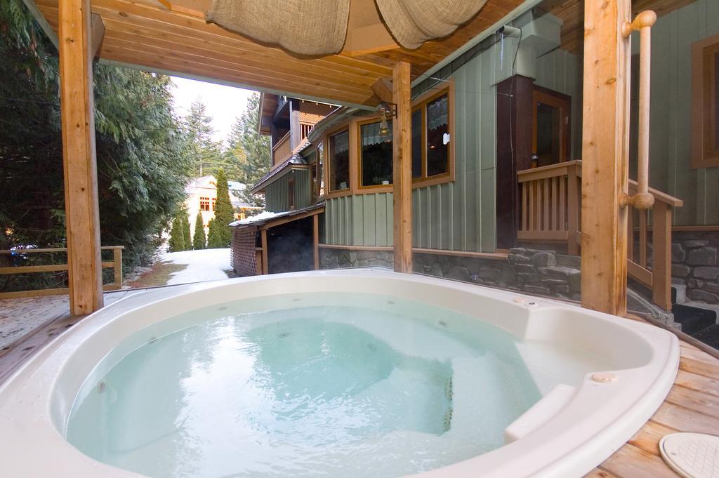 Вілла Whistler Alpine Chalet Retreat & Wellness Номер фото