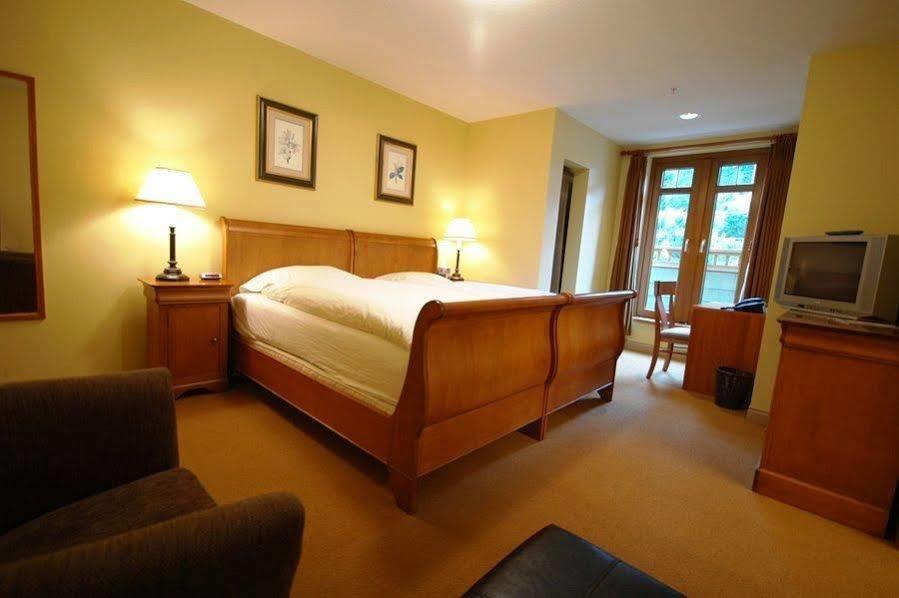 Вілла Whistler Alpine Chalet Retreat & Wellness Номер фото